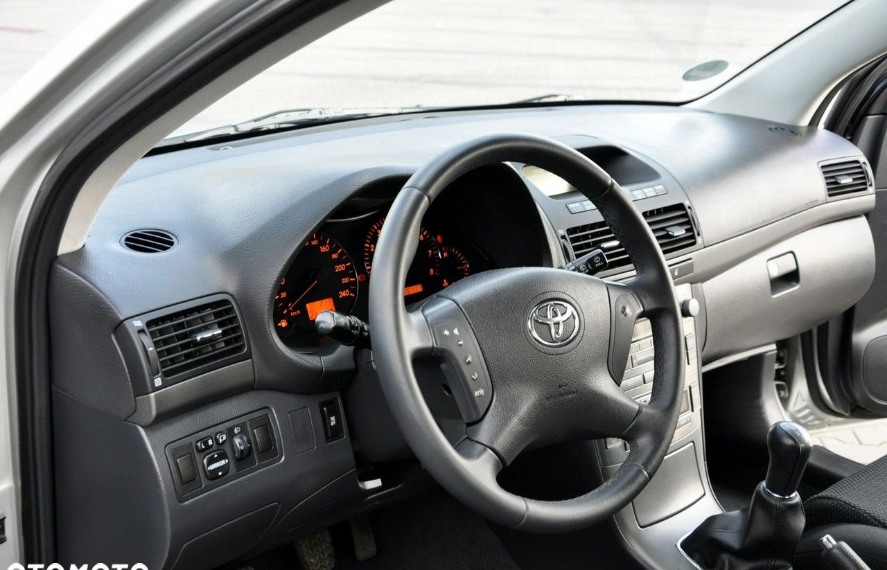 Toyota Avensis cena 17900 przebieg: 211258, rok produkcji 2005 z Dzierzgoń małe 742